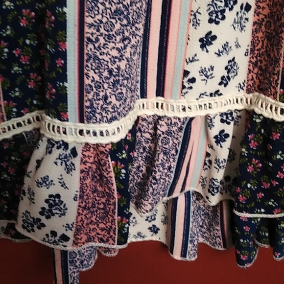 🌼Girls Size 6 Dress With Lace and Floral Patterns 🌼 - Picture 6 of 7